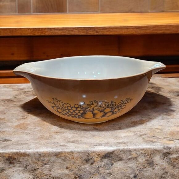 Pyrex Vintage Cinderella Brown Old Orchard Bowl 2.5 QT Model# 443 - Picture 1 of 5